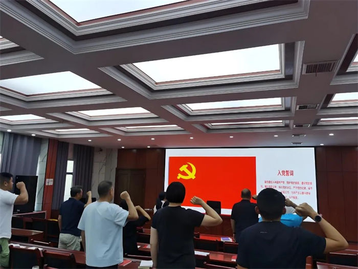 ѧ����ǿ����������У�ۺϵ�֧�������⵳�����۸��´�ҵ����